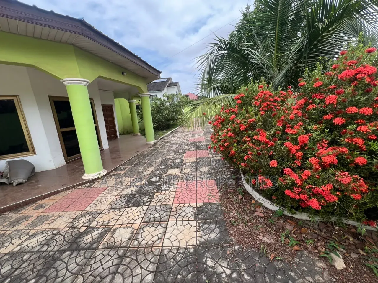 4bdrm Bungalow in Ab Richie Properties, Parakuo Estate for sale