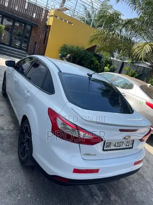 Ford Focus S Sedan FWD (2.0L 4cyl 5M) 2013 White