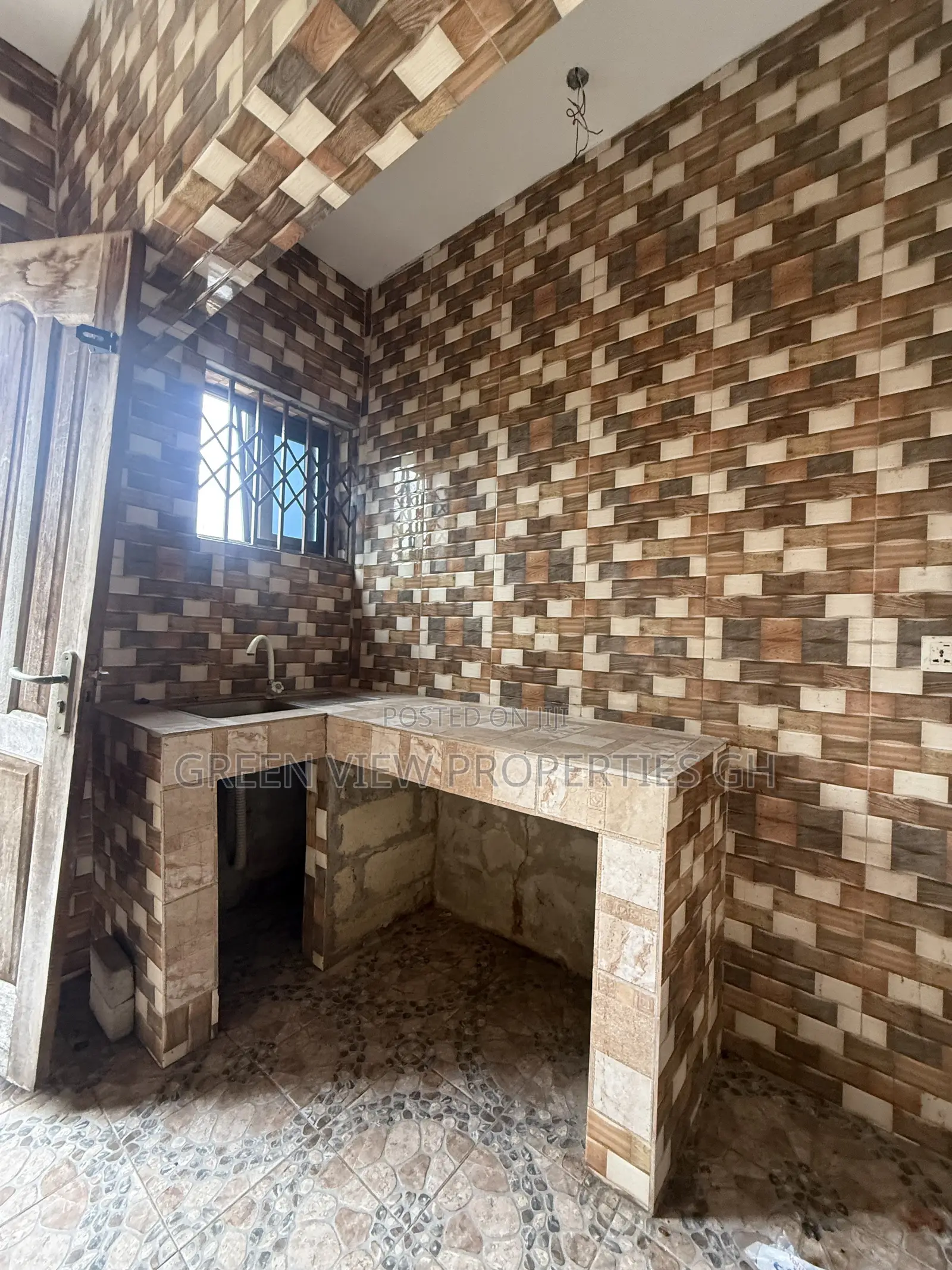 1bdrm Apartment in West Hills Mall Area for rent