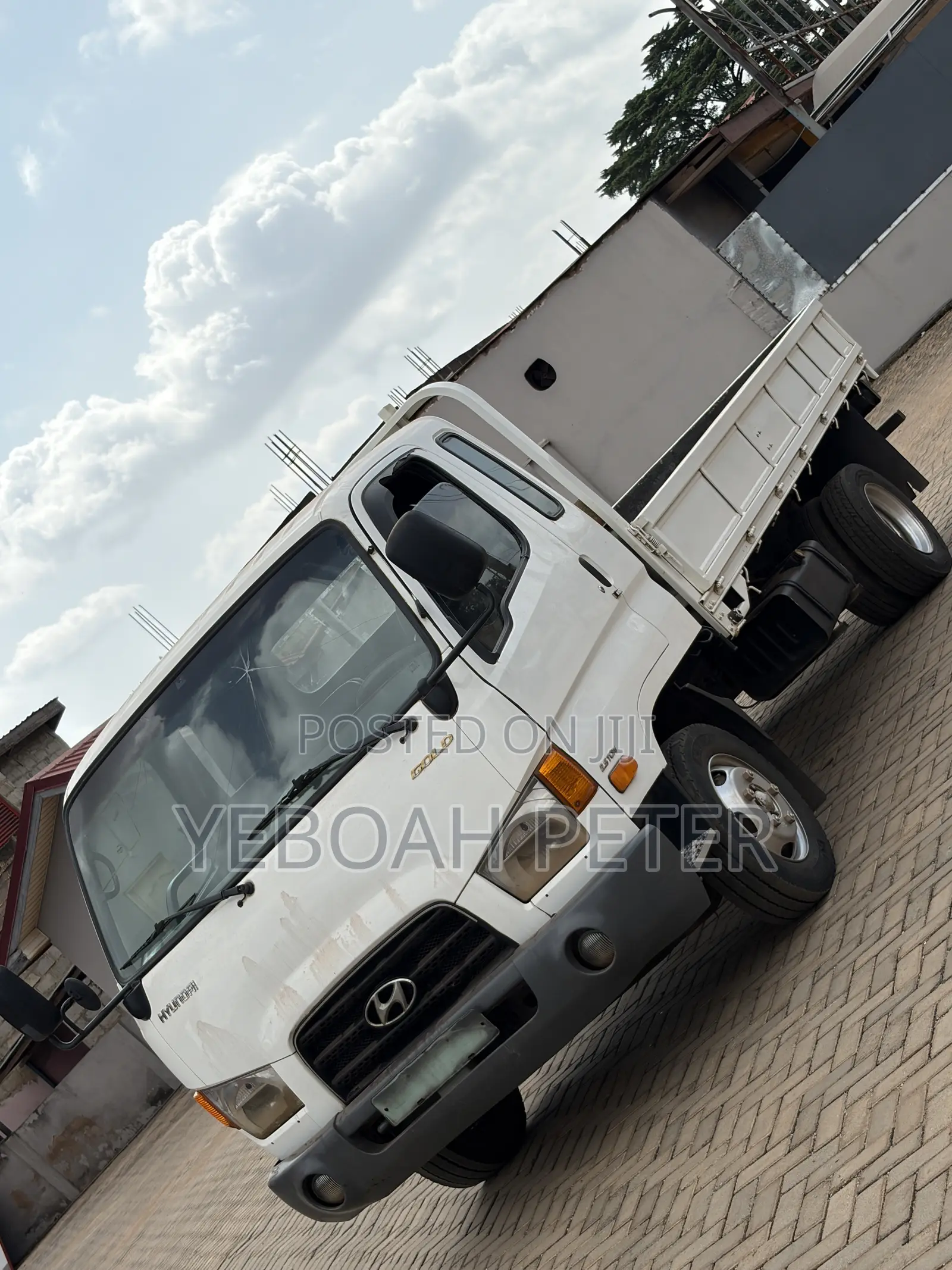 Hyundai Global 900 2014 White