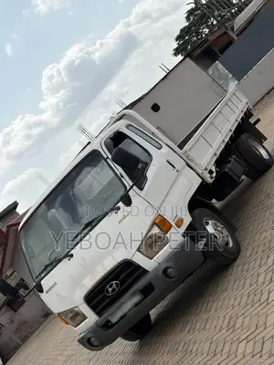 Hyundai Global 900 2014 White