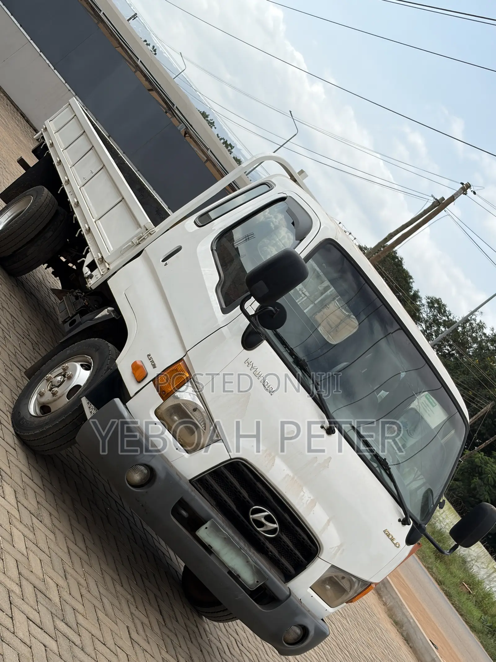 Hyundai Global 900 2014 White