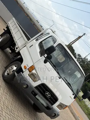 Hyundai Global 900 2014 White