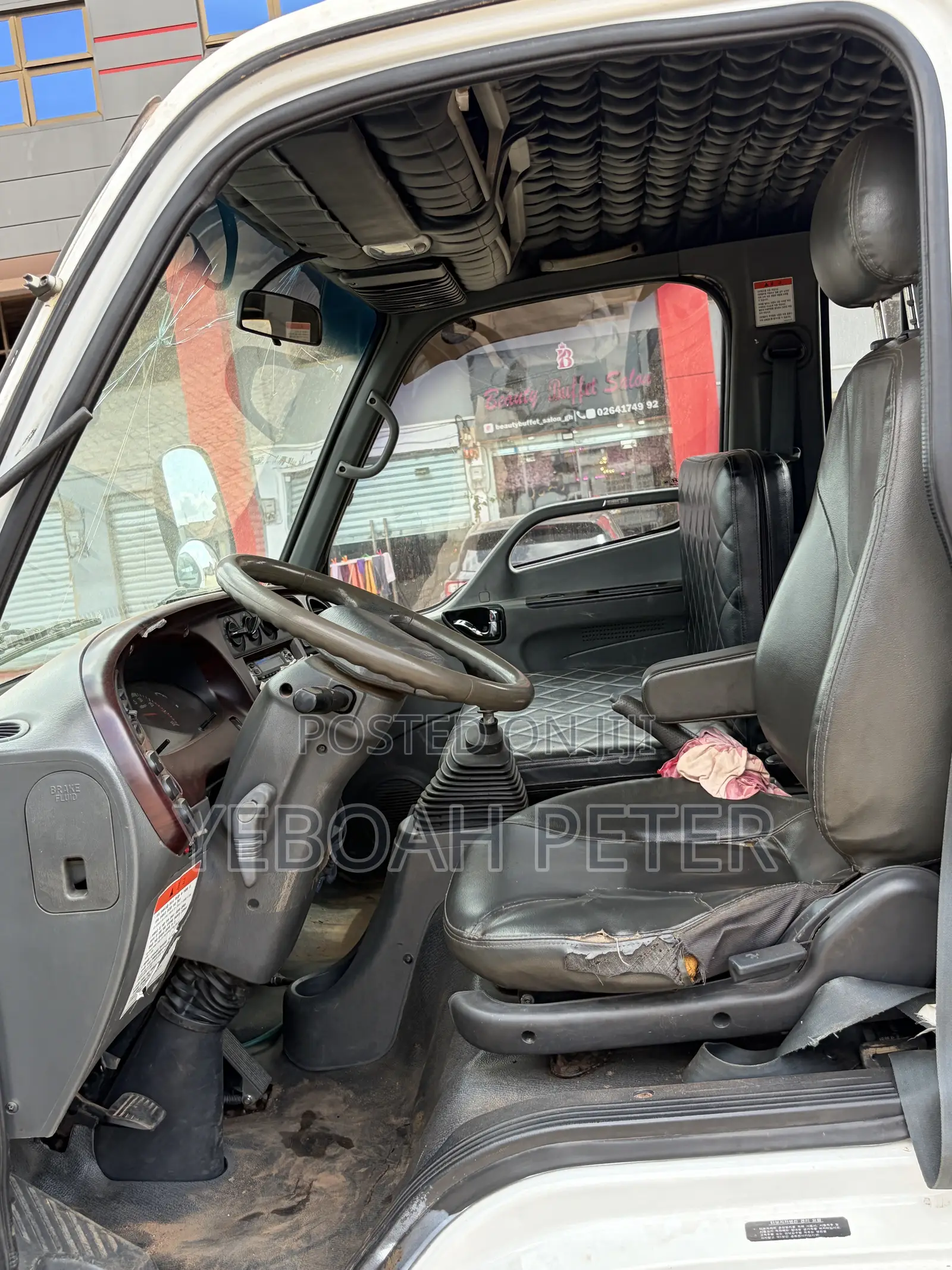 Hyundai Global 900 2014 White