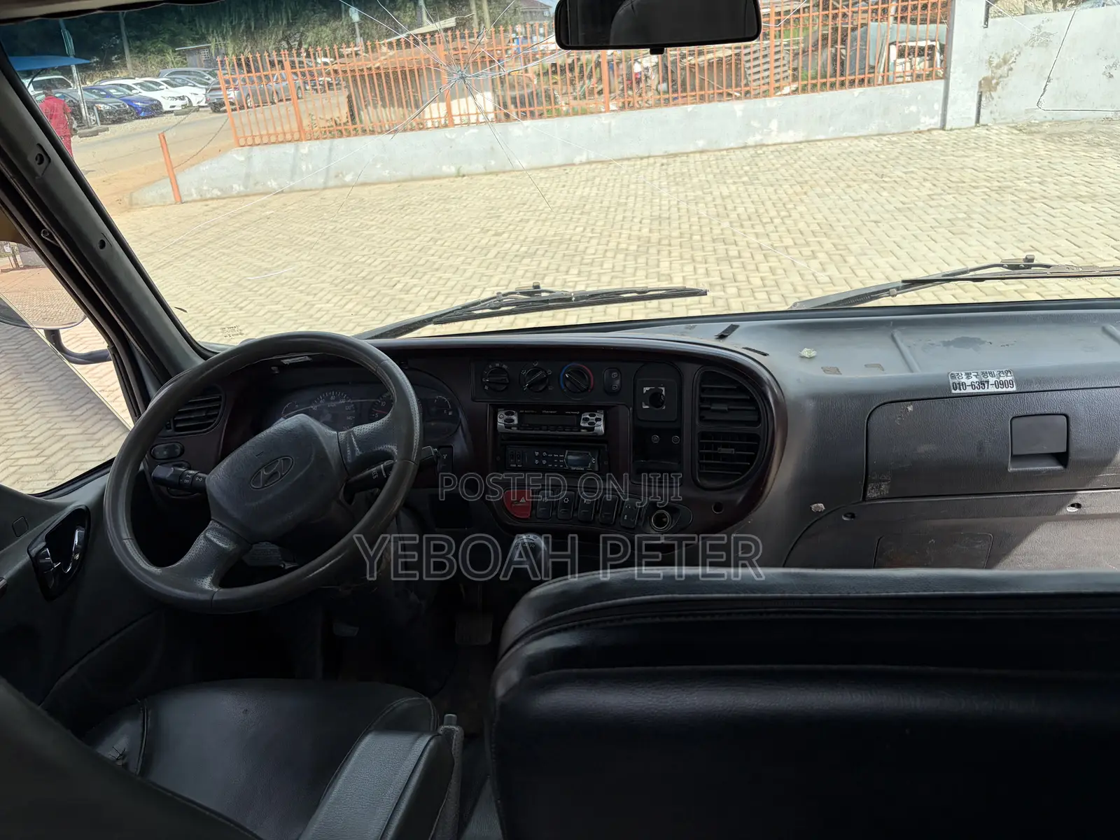 Hyundai Global 900 2014 White