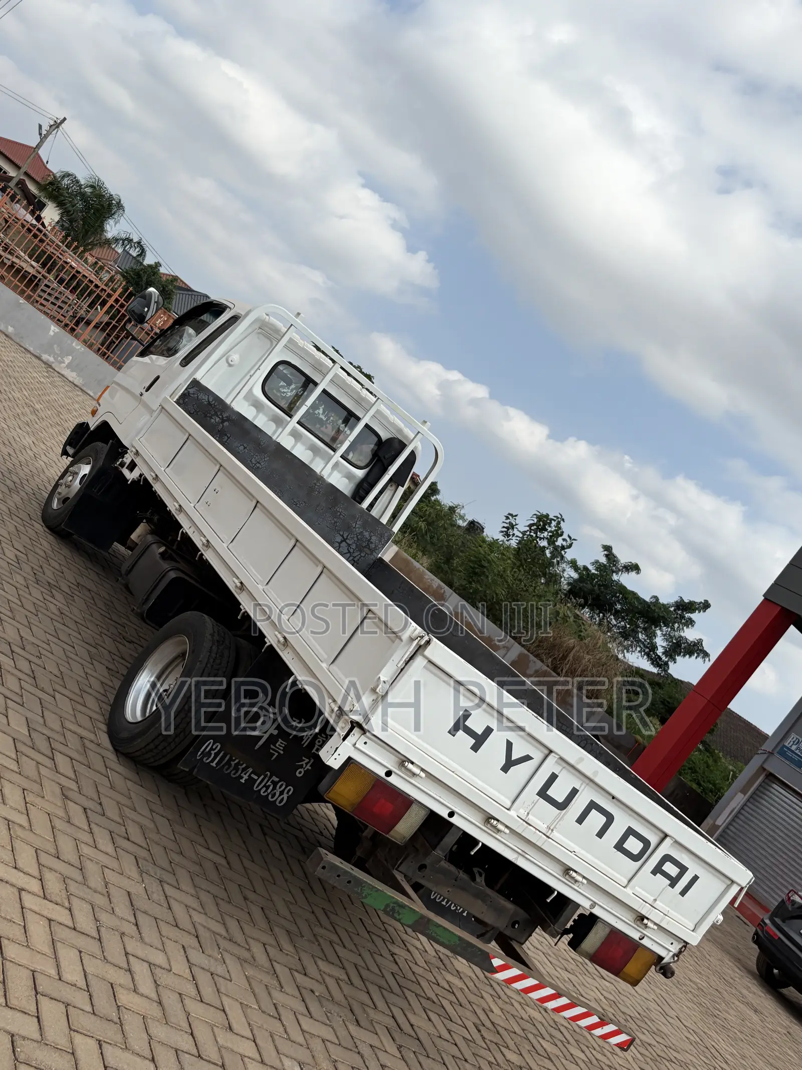 Hyundai Global 900 2014 White