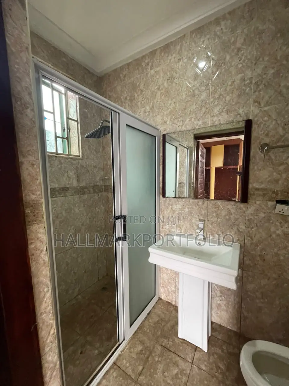 3bdrm Apartment in Madina New Road for rent