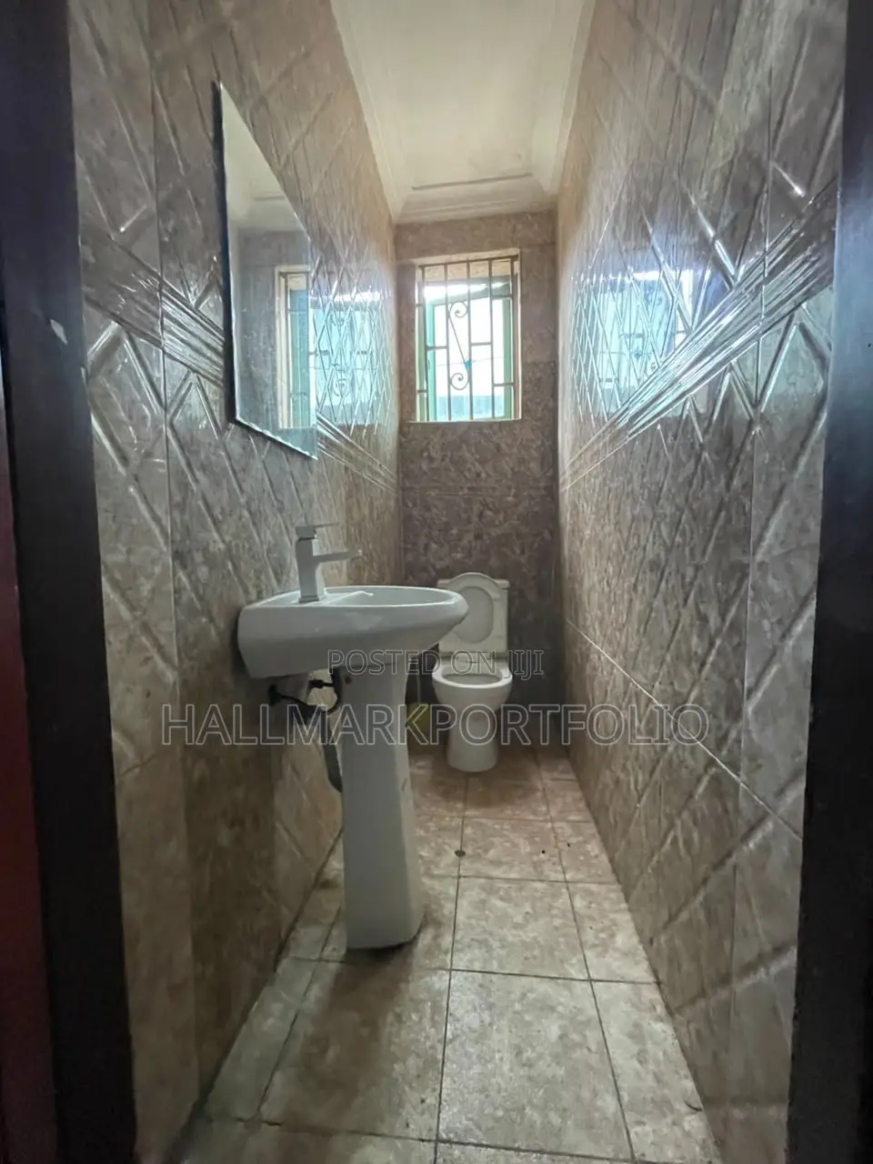 3bdrm Apartment in Madina New Road for rent
