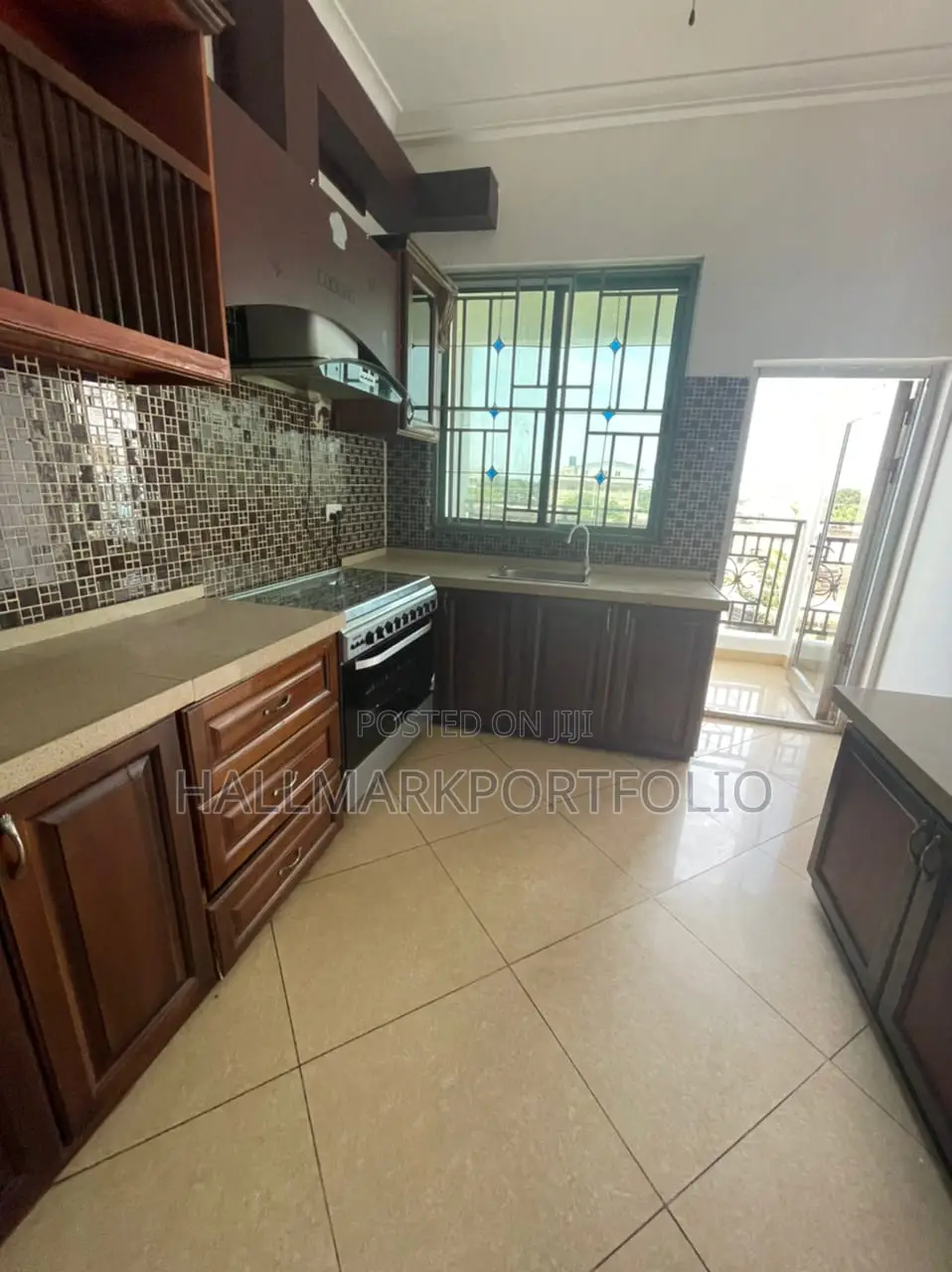 3bdrm Apartment in Madina New Road for rent