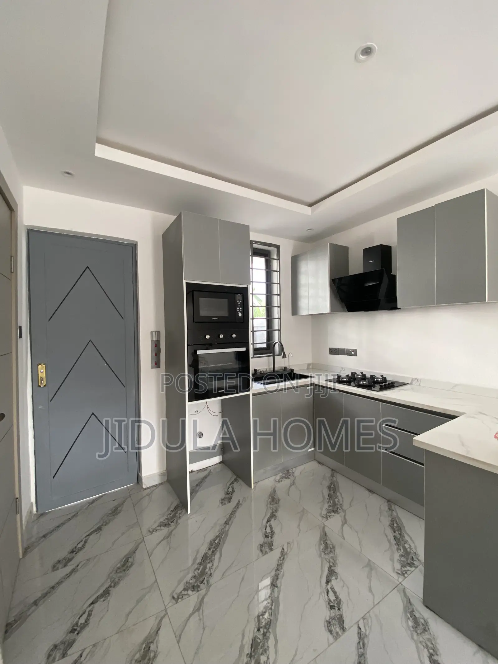 2bdrm Townhouse / Terrace in Ashale Botwe, School Junction for rent