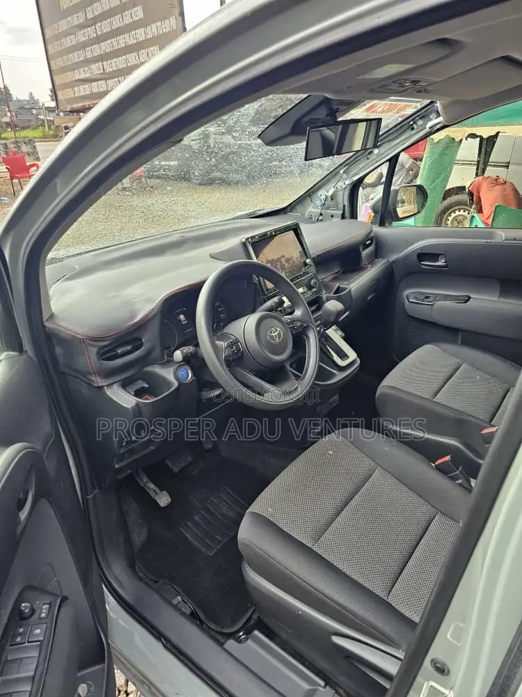 Toyota Sienta 2023