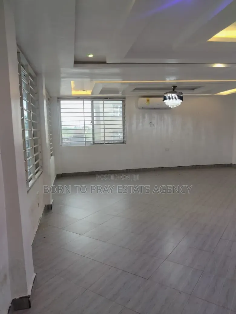 4bdrm Apartment in Born To Pray Estate, Ejisu-Juaben Municipal for rent