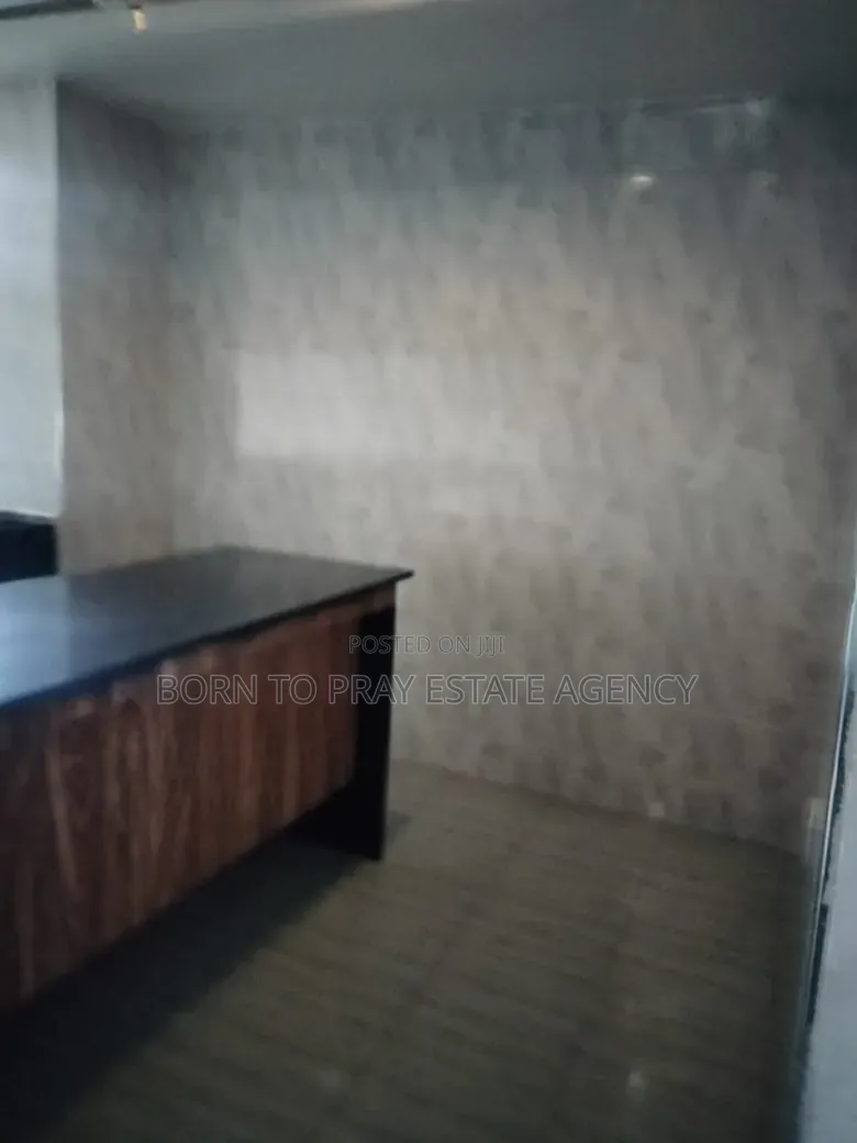 4bdrm Apartment in Born To Pray Estate, Ejisu-Juaben Municipal for rent