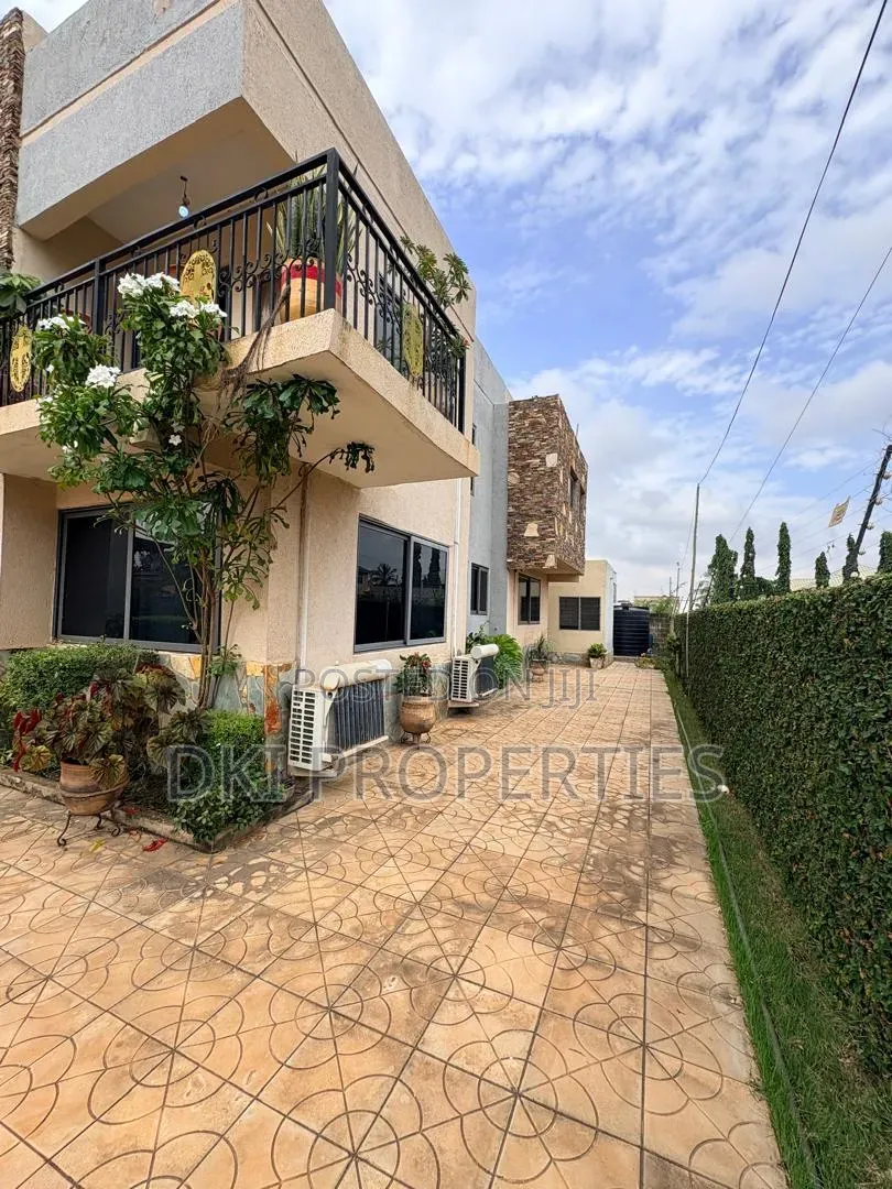 5bdrm House in Dki Properties, Community 25 for sale