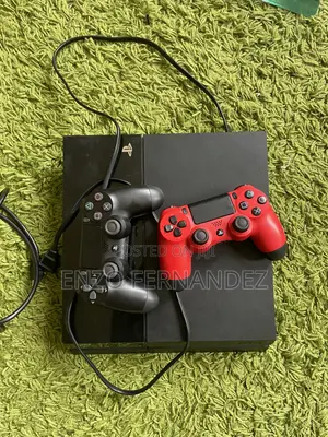 PS4 Slim + 2 Controllers and 4 Games
