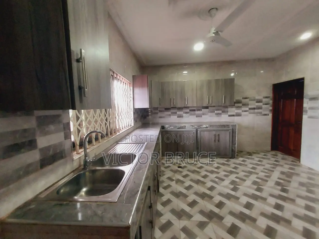 3bdrm Apartment in Bruce Villa, Frafraha for rent