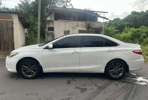 Toyota Camry XLE 4dr Sedan (2.5L 4cyl 6A) 2017 White
