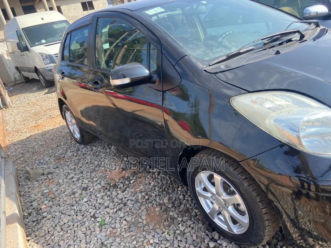 Toyota Vitz 2010 Black