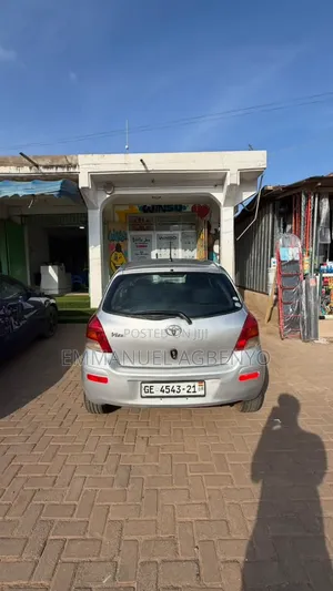 Toyota Vitz 2010 Silver