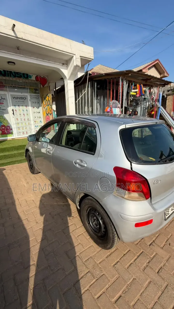 Toyota Vitz 2010 Silver