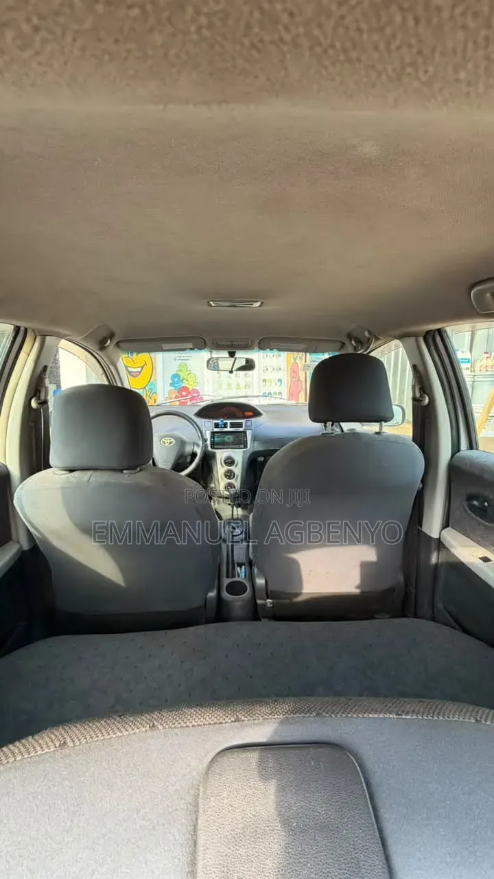 Toyota Vitz 2010 Silver