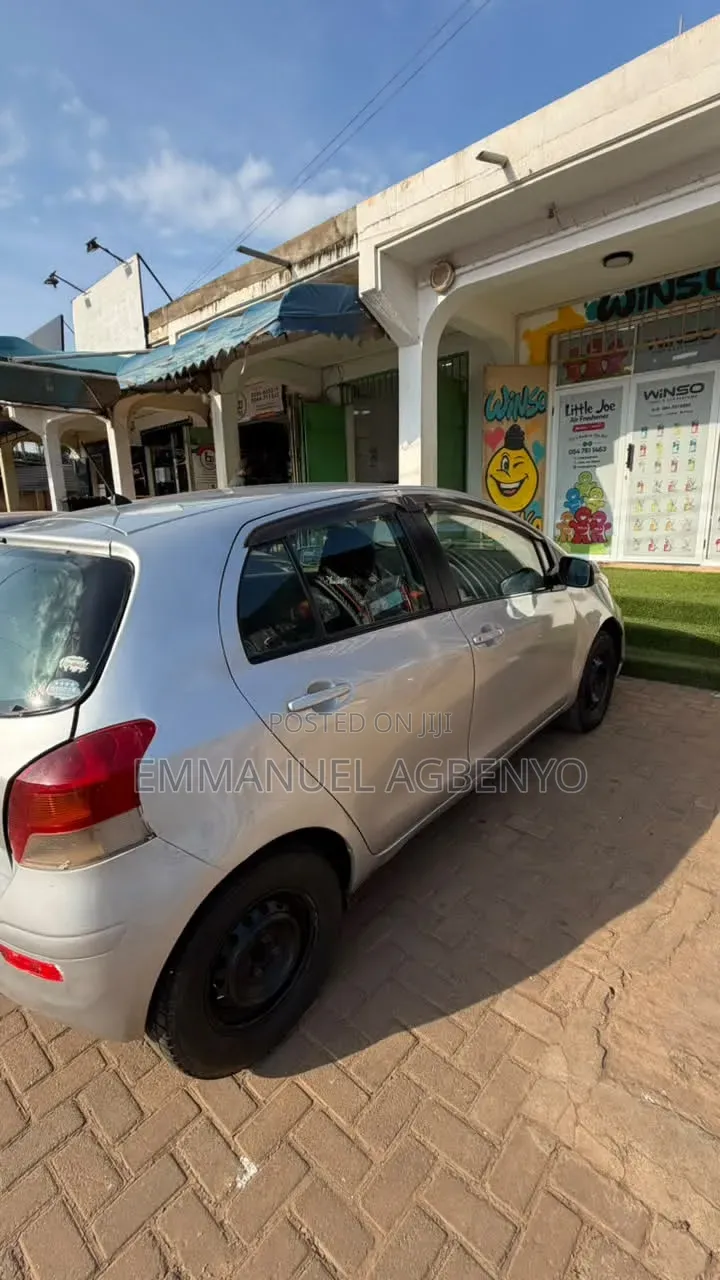 Toyota Vitz 2010 Silver