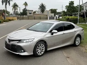 Toyota Camry XLE FWD 2020 Silver