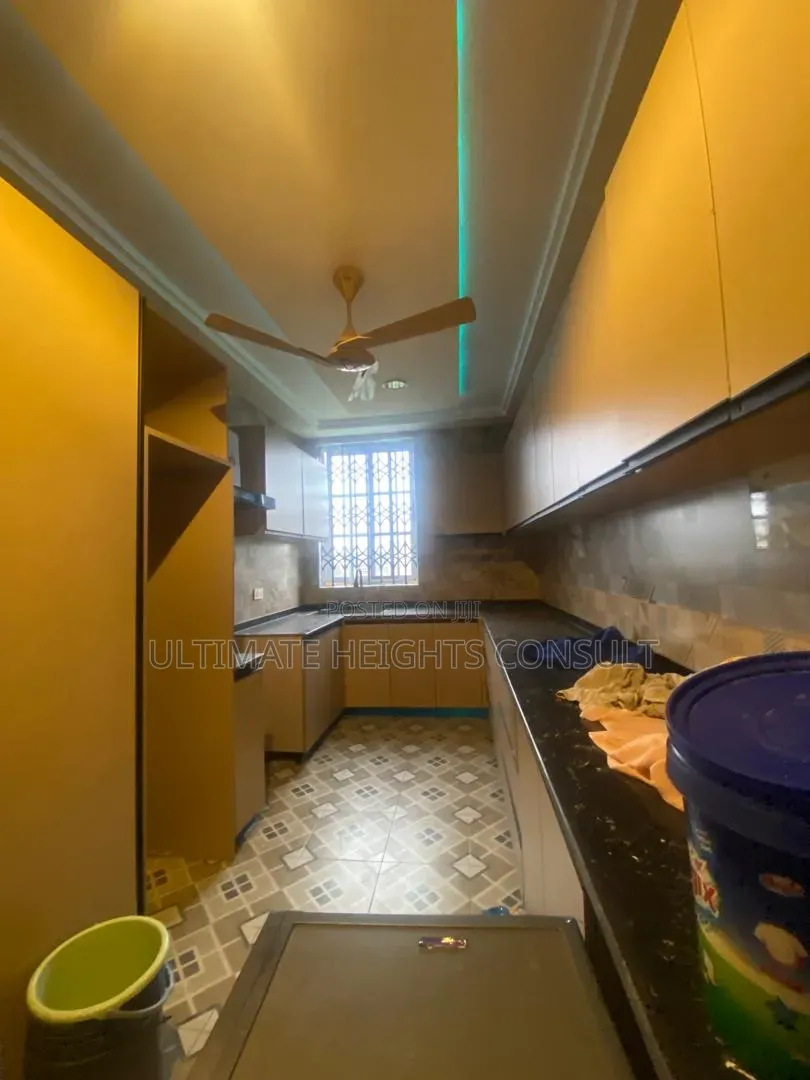 3bdrm Apartment in Lapaz Race Course, Nyanmekye for rent
