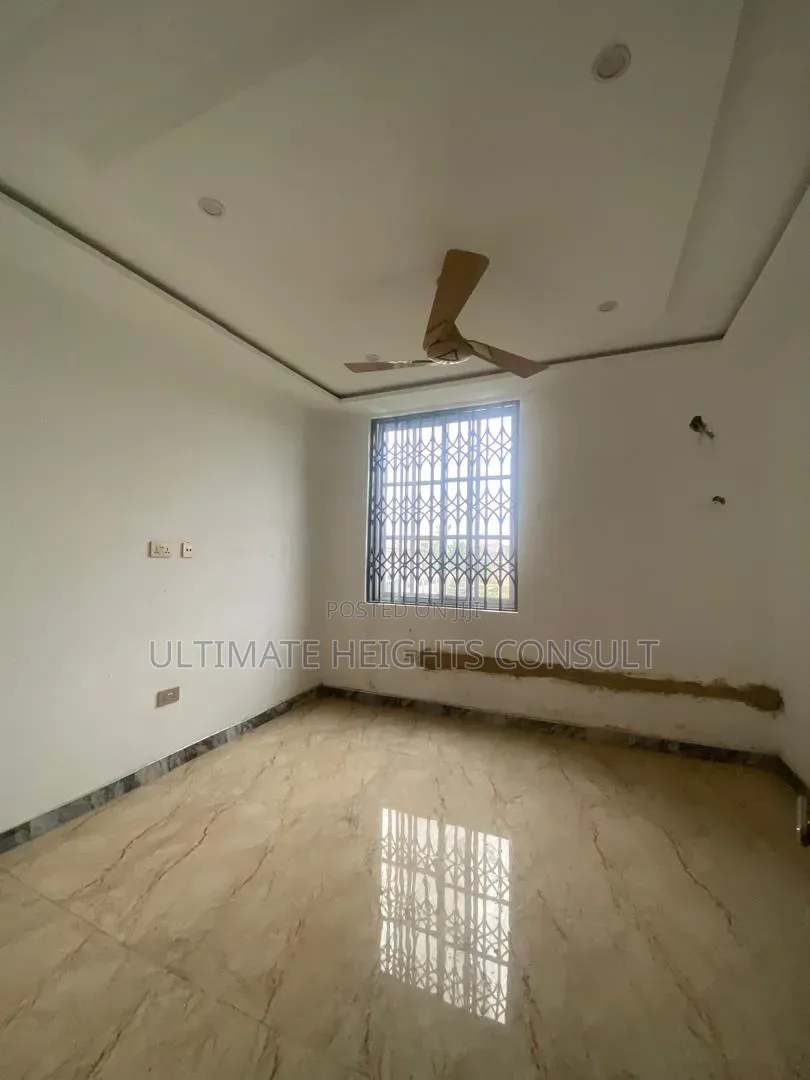 3bdrm Apartment in Lapaz Race Course, Nyanmekye for rent