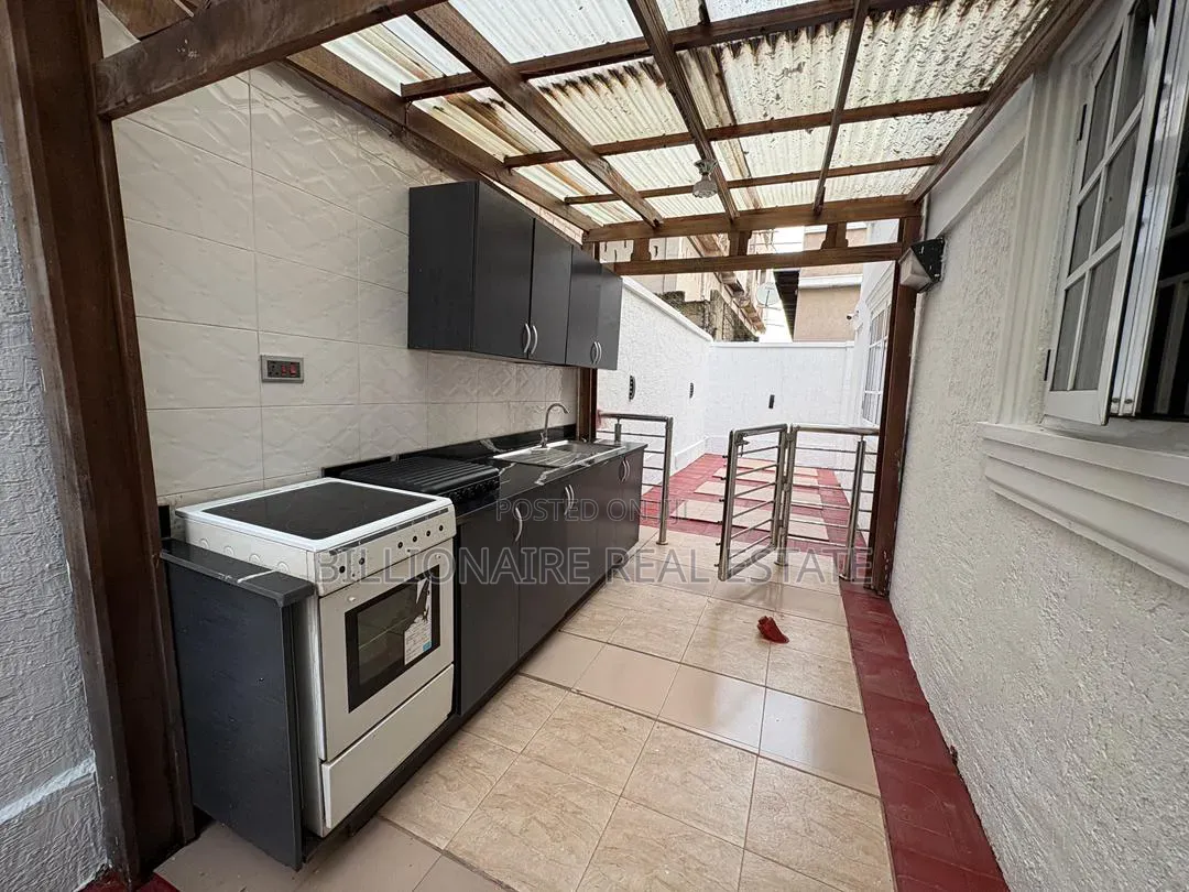 6bdrm Mansion in Abrepo, Kumasi Metropolitan for sale