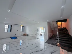 5bdrm Duplex in Ashaley Botwe, School Junction for sale