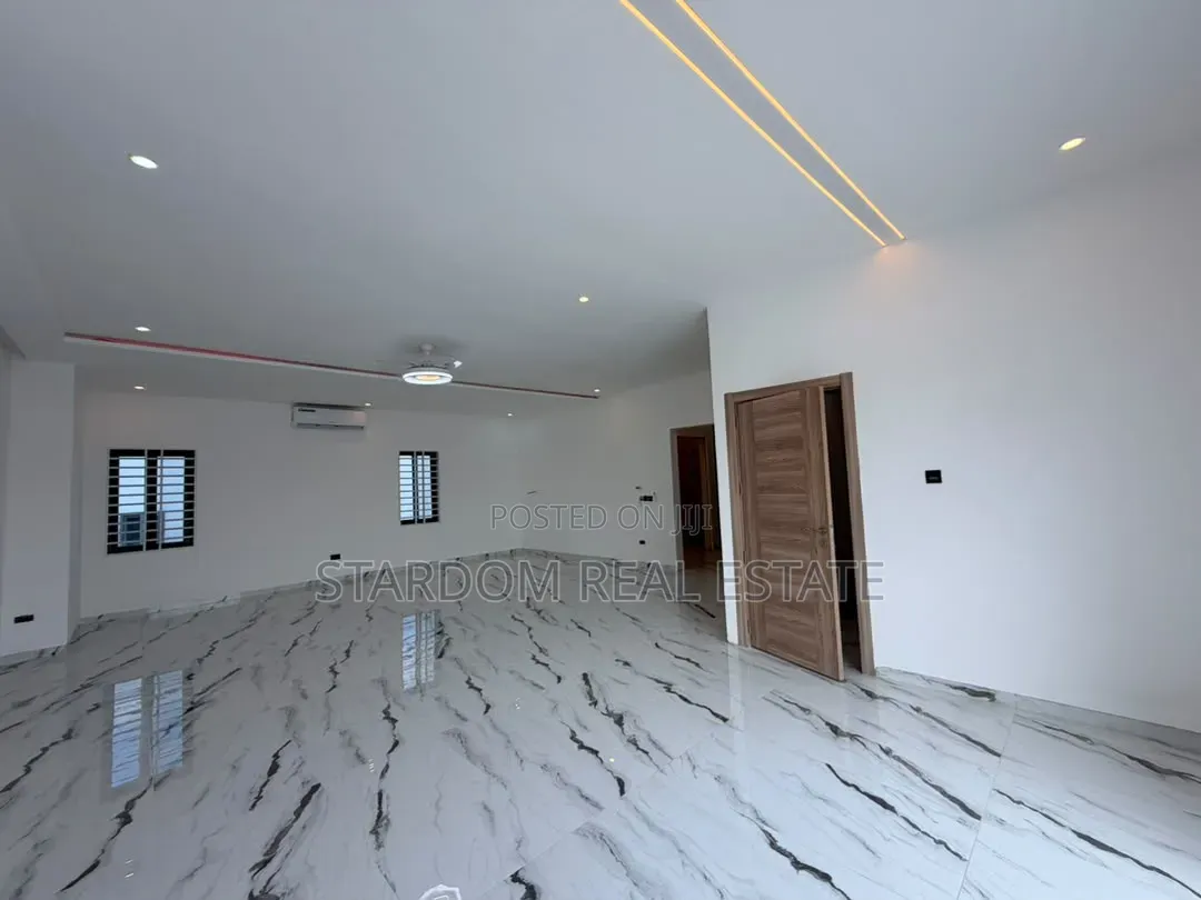 5bdrm Duplex in Ashaley Botwe, School Junction for sale