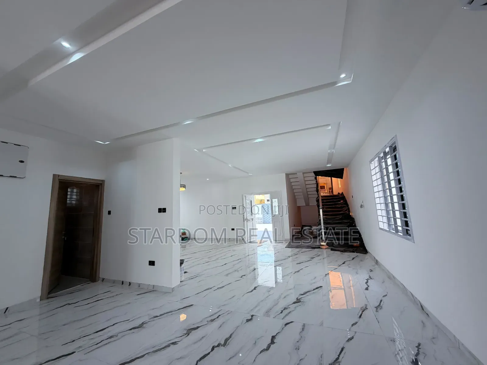 5bdrm Duplex in Ashaley Botwe, School Junction for sale