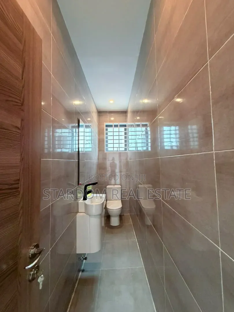 5bdrm Duplex in Ashaley Botwe, School Junction for sale