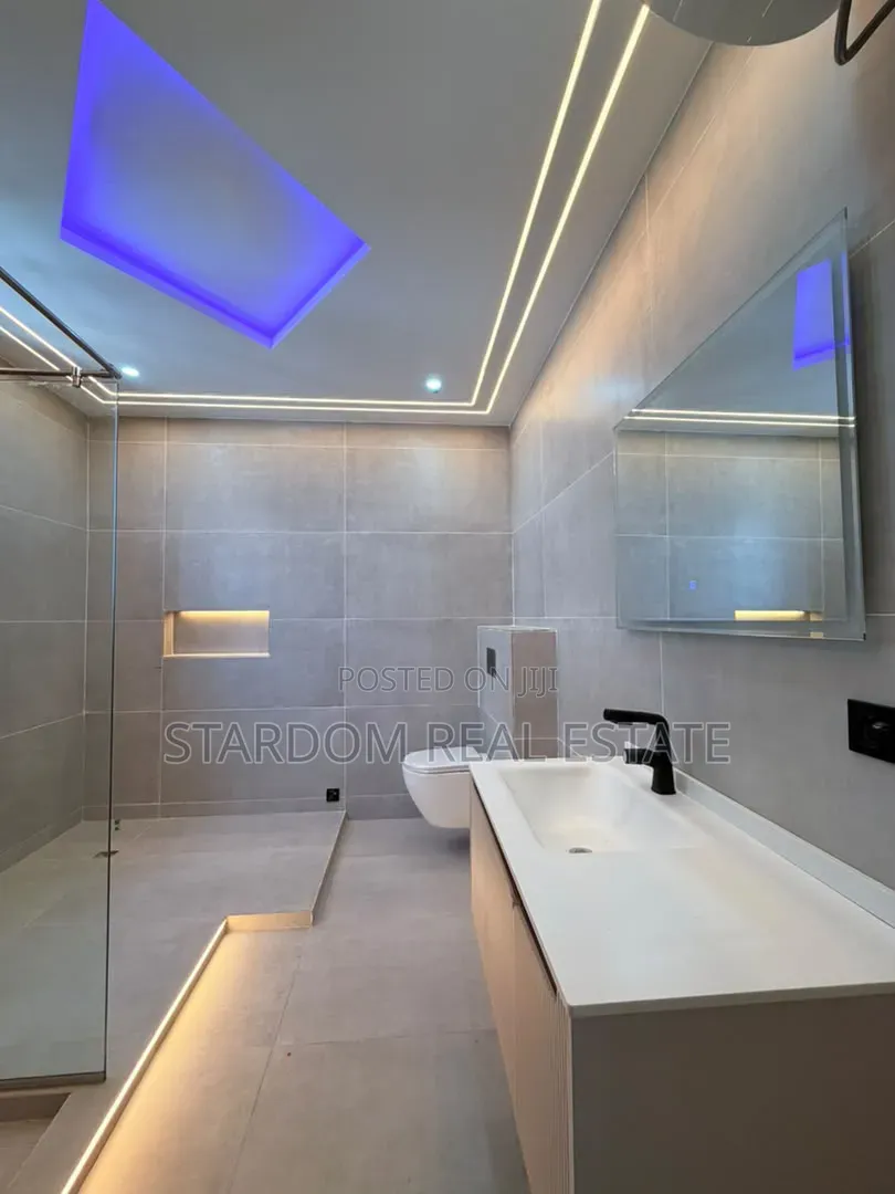 5bdrm Duplex in Ashaley Botwe, School Junction for sale