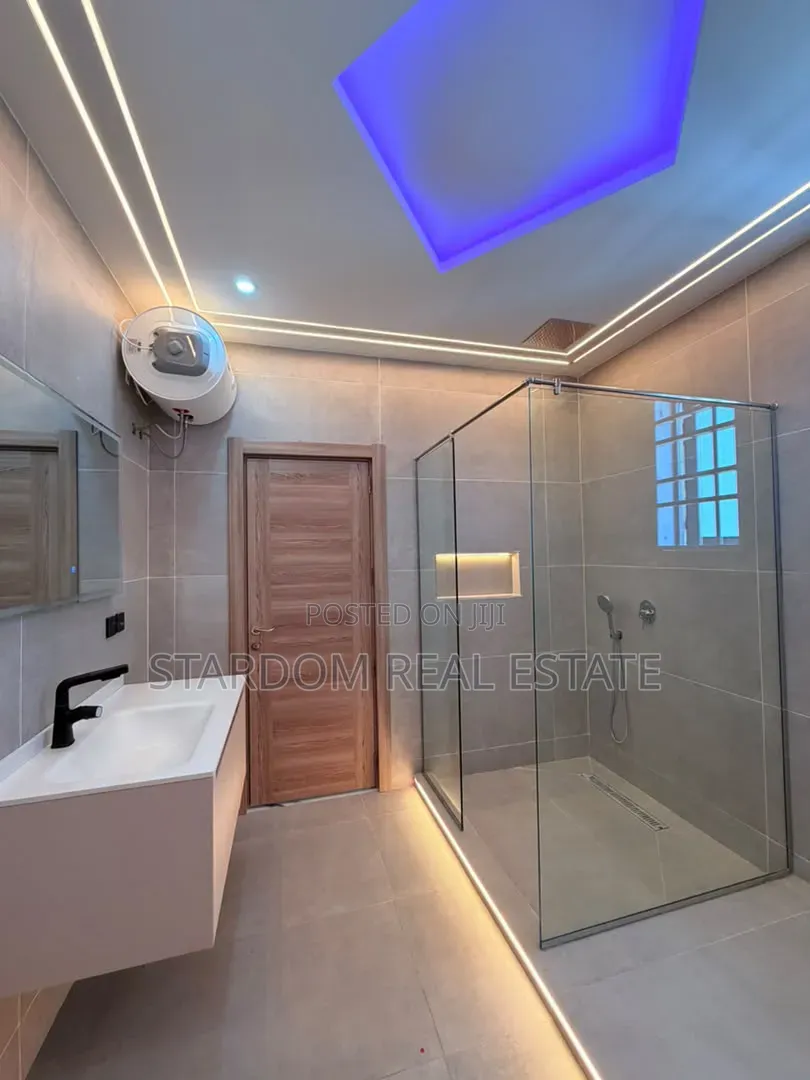 5bdrm Duplex in Ashaley Botwe, School Junction for sale
