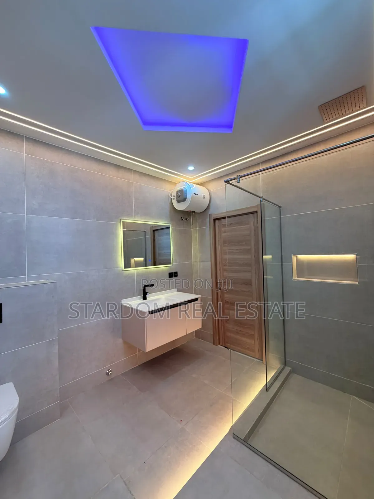 5bdrm Duplex in Ashaley Botwe, School Junction for sale
