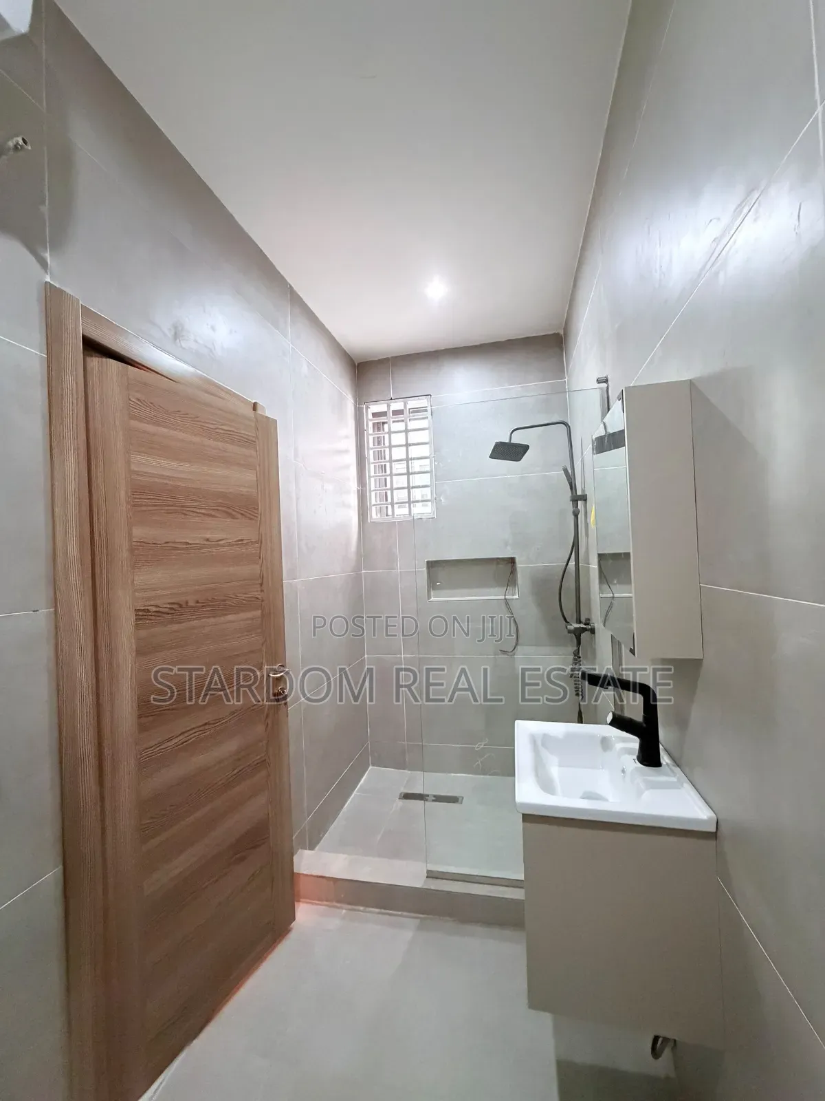 5bdrm Duplex in Ashaley Botwe, School Junction for sale