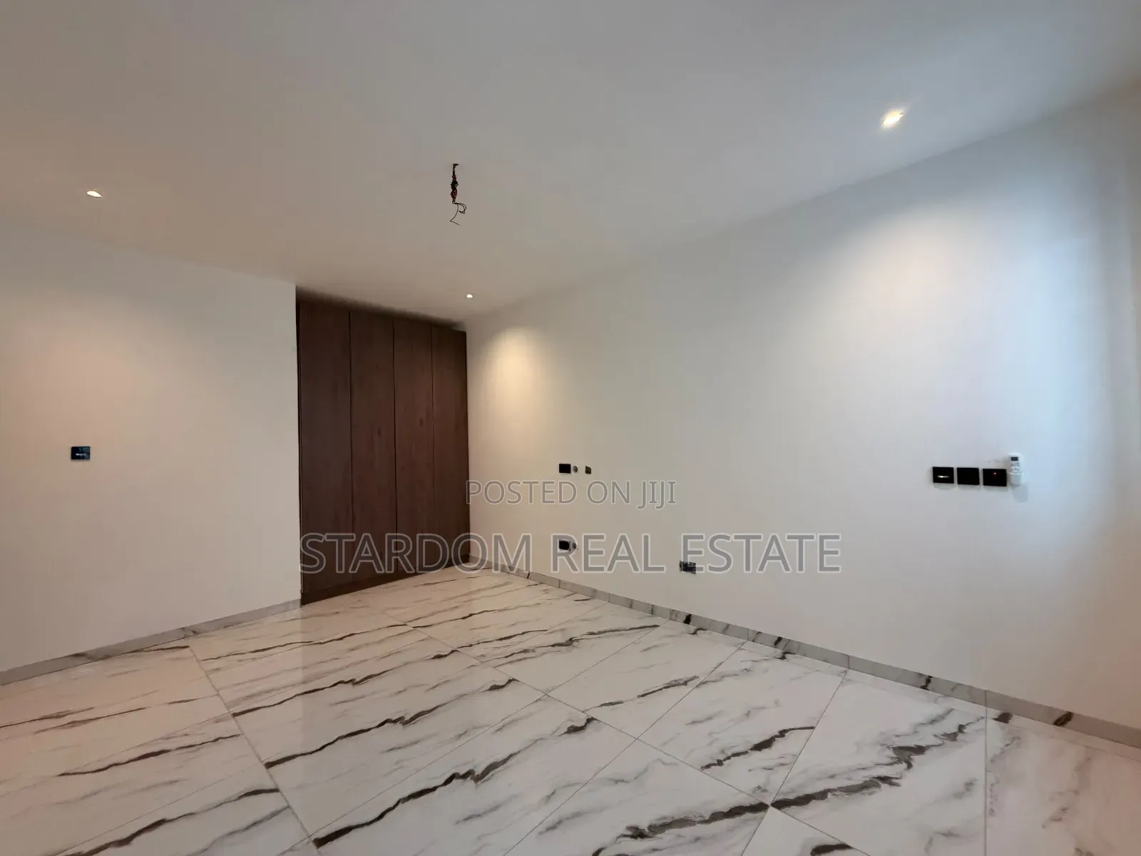 5bdrm Duplex in Ashaley Botwe, School Junction for sale