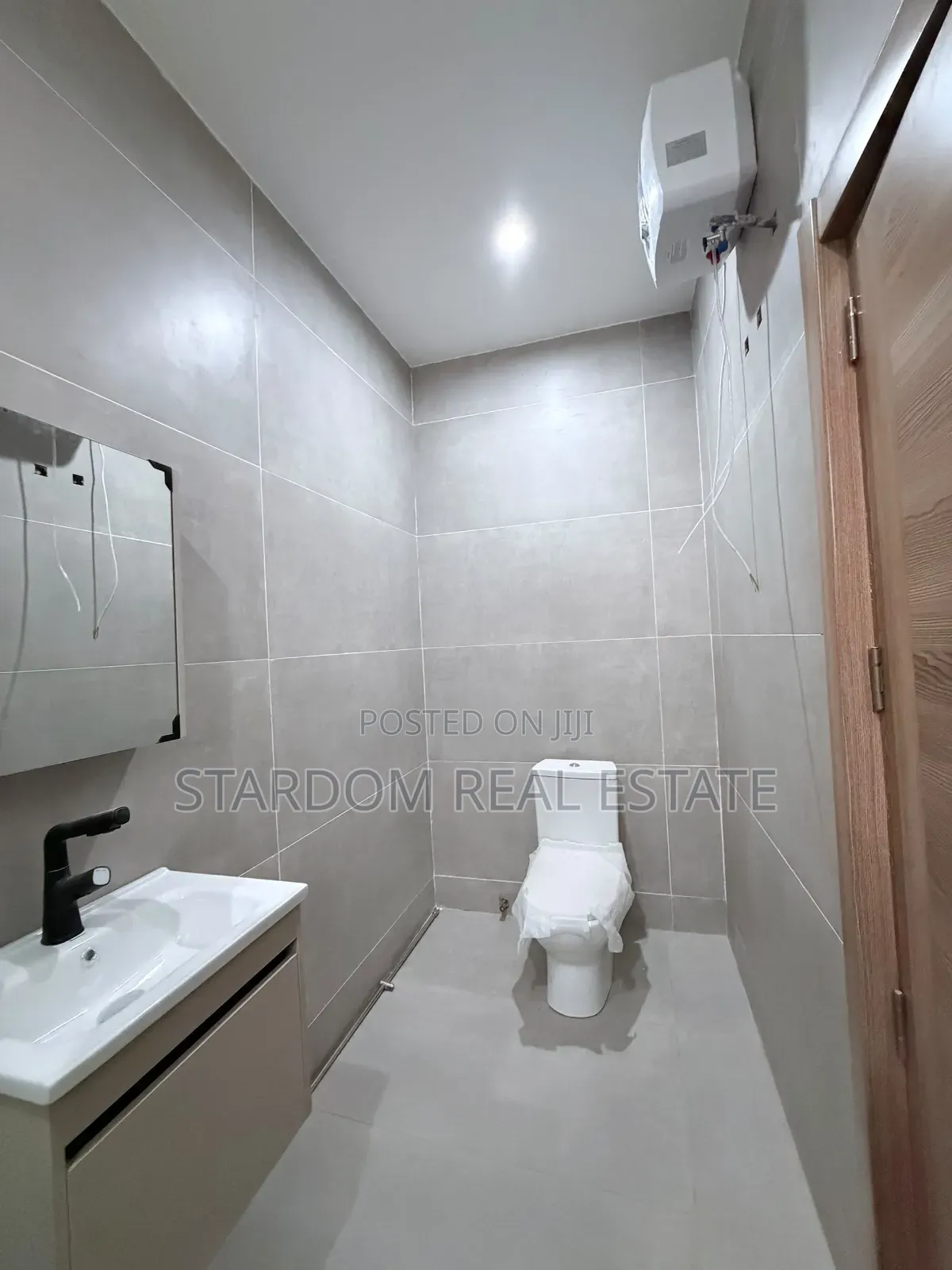 5bdrm Duplex in Ashaley Botwe, School Junction for sale