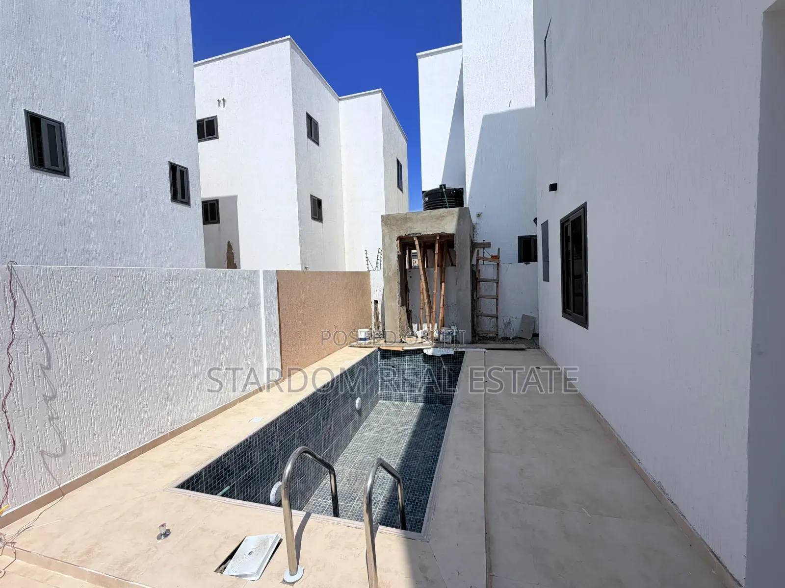 5bdrm Duplex in Ashaley Botwe, School Junction for sale