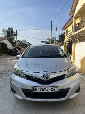 Toyota Vitz 1.3 FWD 5dr 2012 Silver