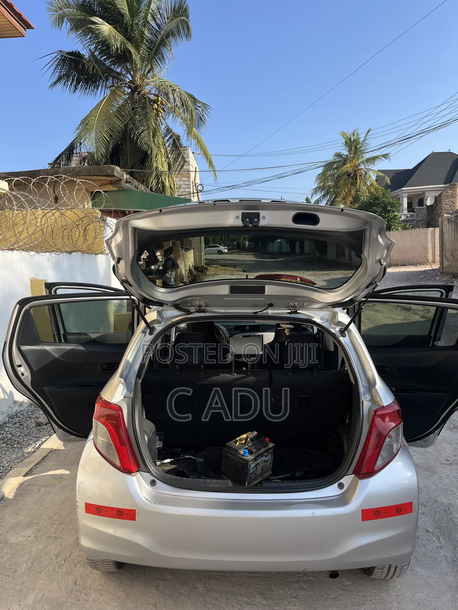 Toyota Vitz 1.3 FWD 5dr 2012 Silver
