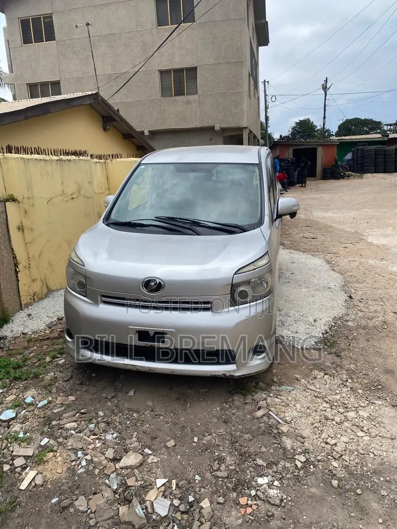 Toyota Voxy X 2WD 7-Seater 2011 Silver