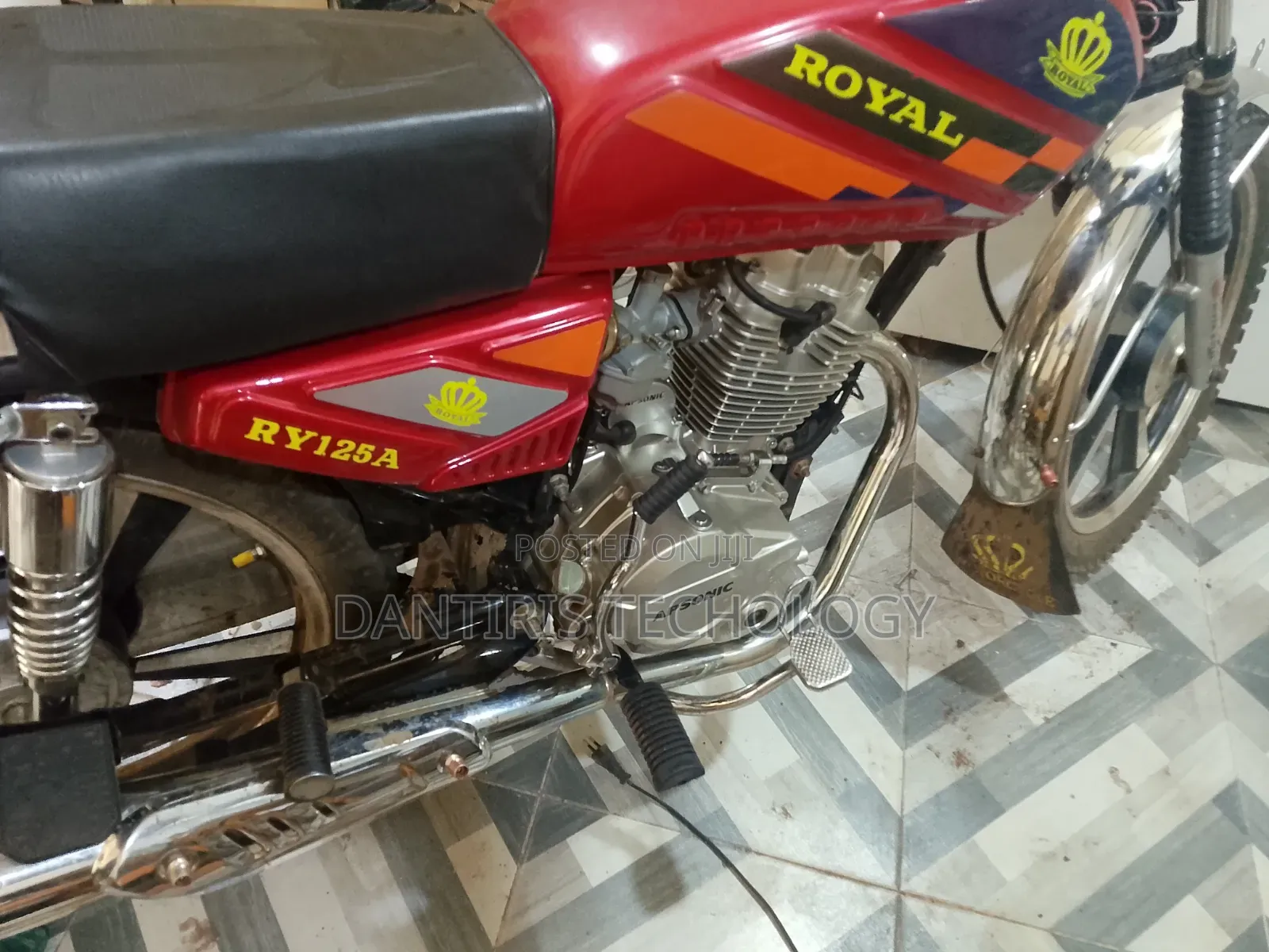 New Royal RY125 2025 Red