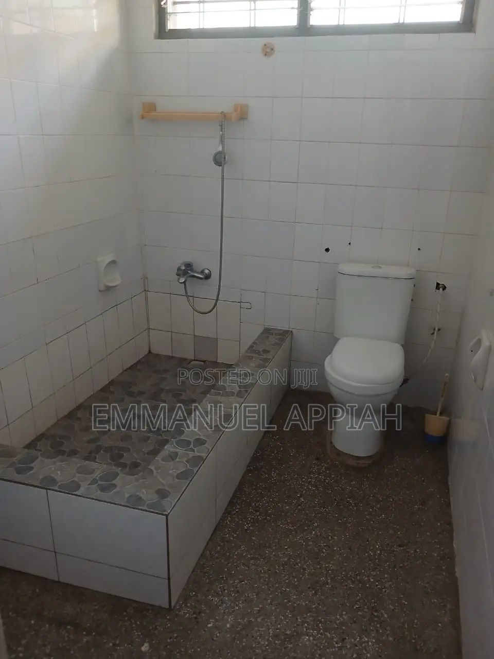 4bdrm Apartment in Awoshei, Awoshie for rent