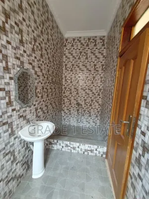 10bdrm Block of Flats in Grade 1 Estate, Kumasi Metropolitan for sale