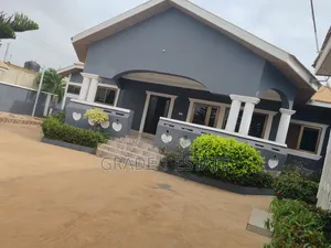 8bdrm House in Grade 1 Estate, Kumasi Metropolitan for sale
