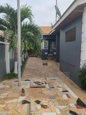 8bdrm House in Grade 1 Estate, Kumasi Metropolitan for sale