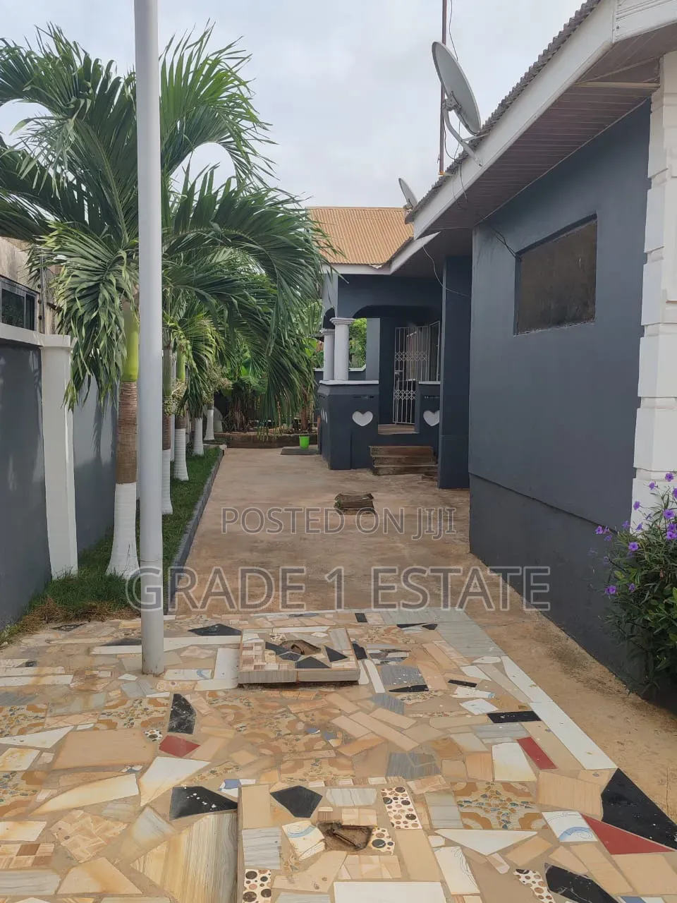 8bdrm House in Grade 1 Estate, Kumasi Metropolitan for sale